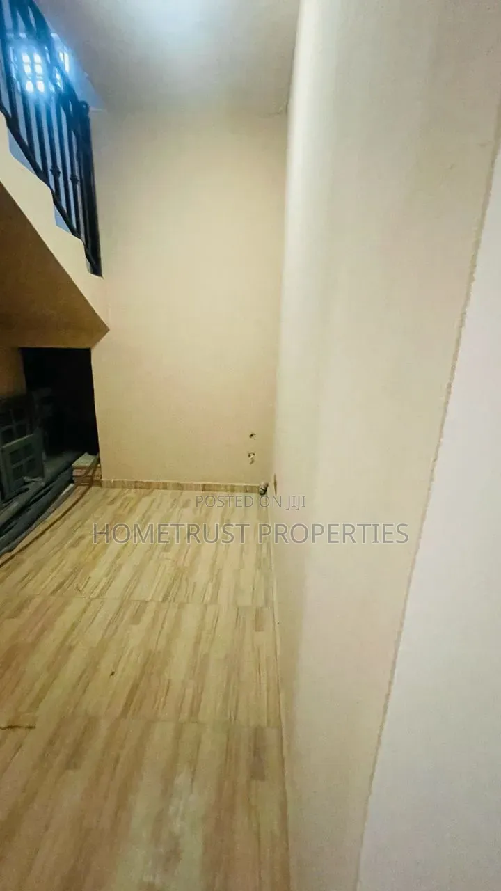 5bdrm Duplex in Kwabenya Acp for rent