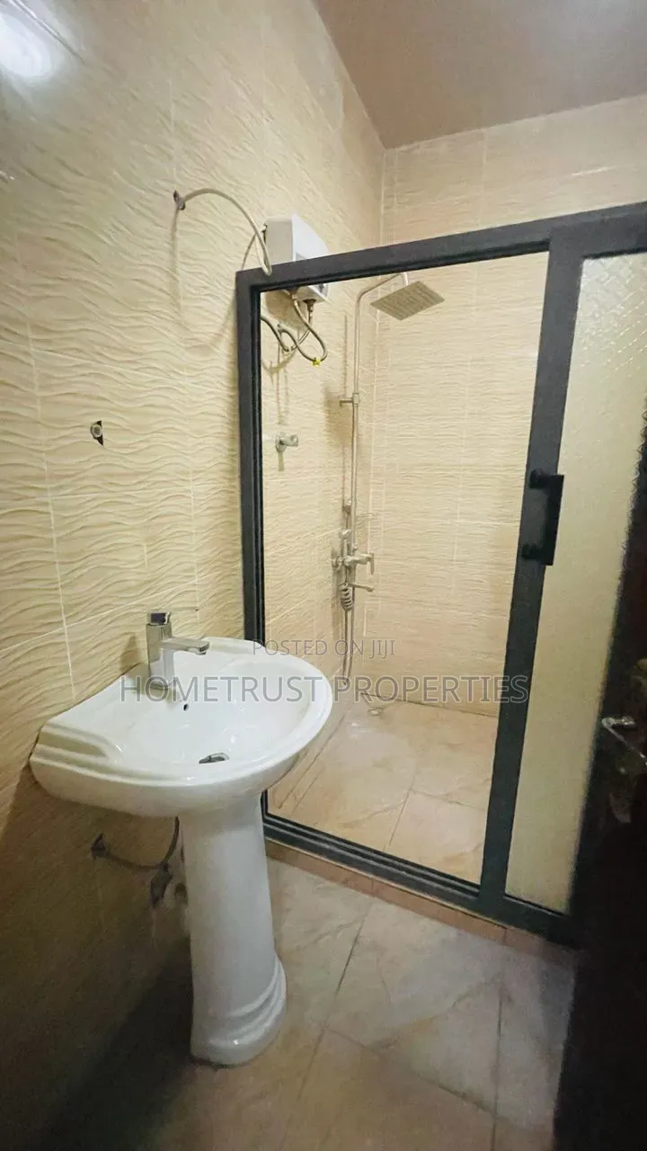 5bdrm Duplex in Kwabenya Acp for rent