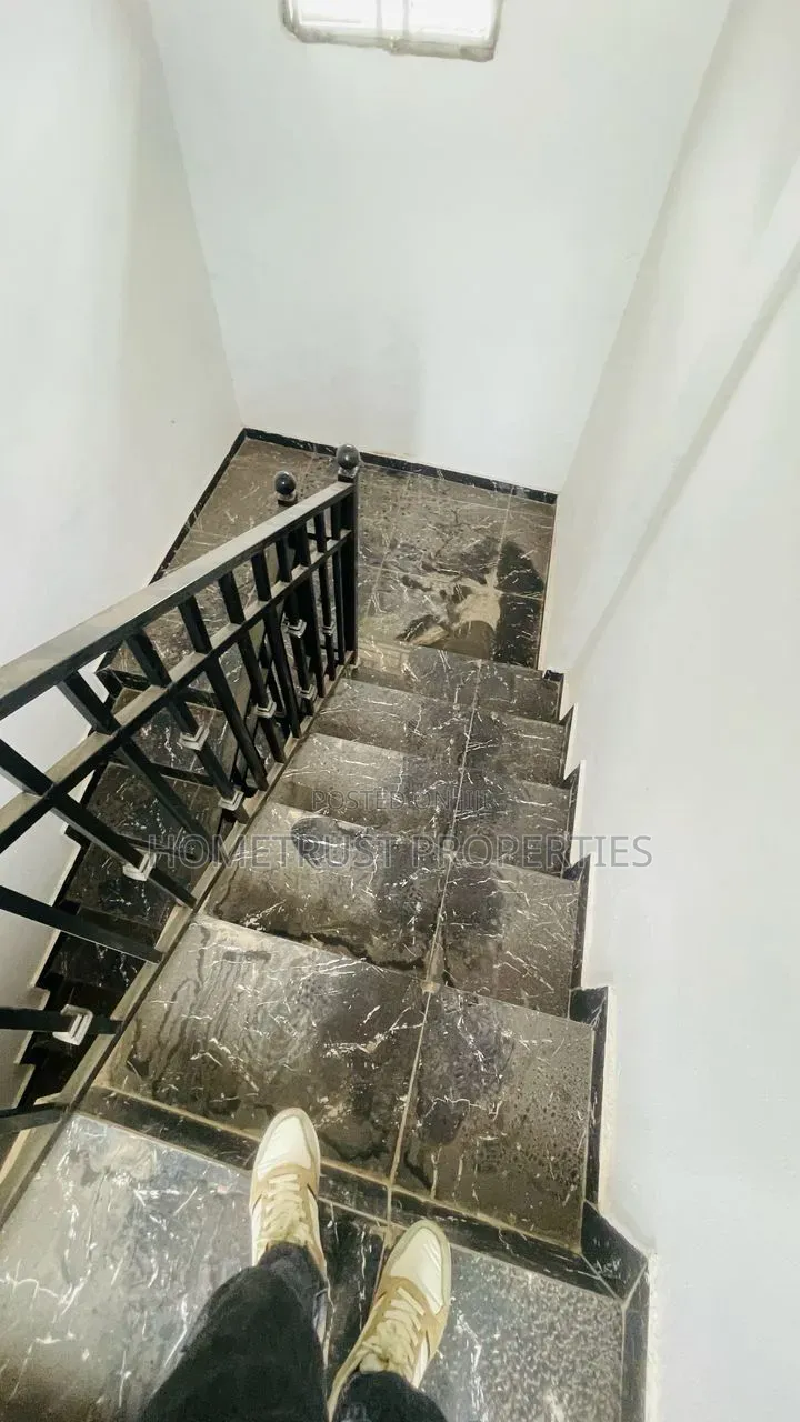 5bdrm Duplex in Kwabenya Acp for rent