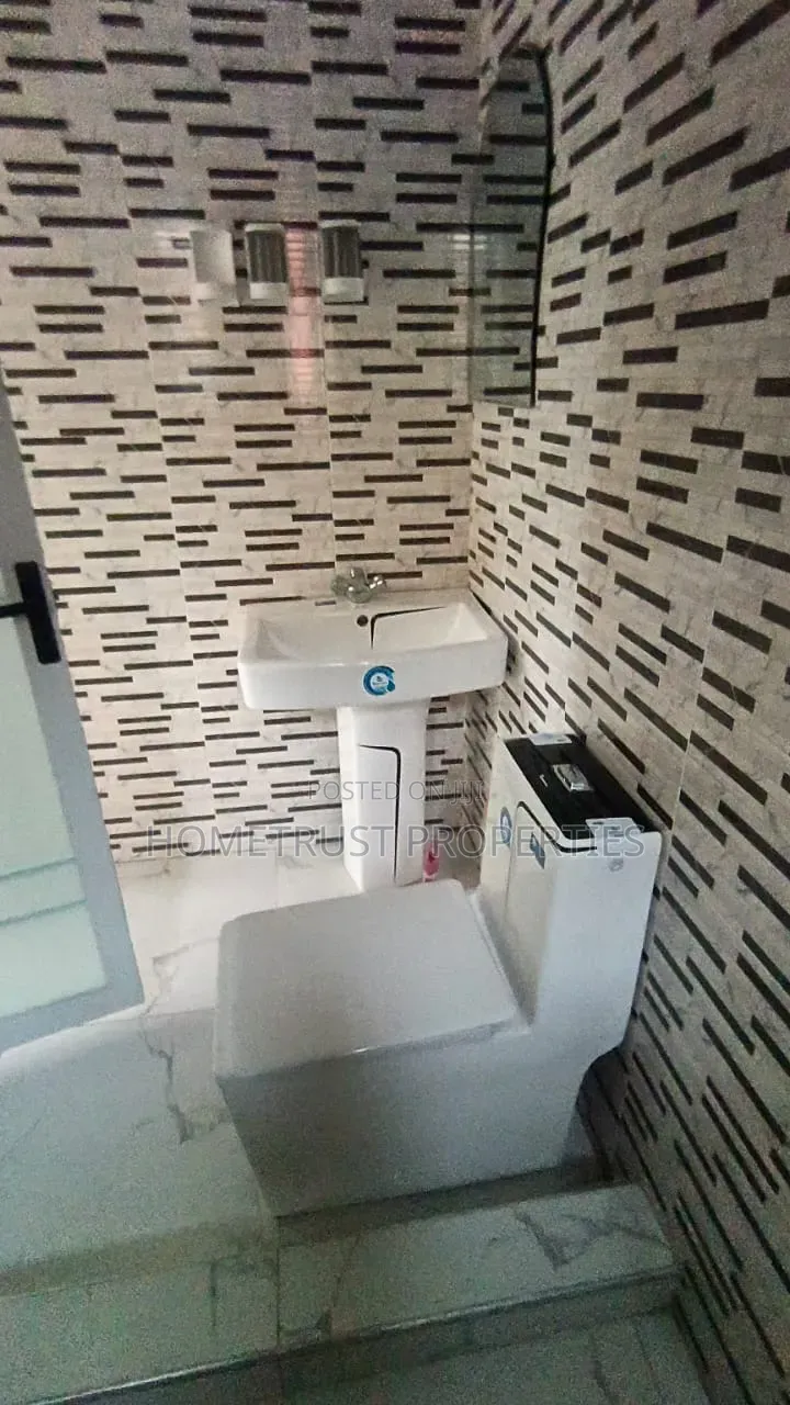 5bdrm Duplex in Kwabenya Acp for rent