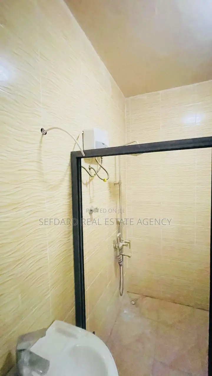 5bdrm House in Sefdard Properties, Kwabenya for rent