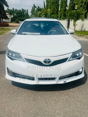 Toyota Camry SE 4dr Sedan (2.5L 4cyl 6A) 2014 White