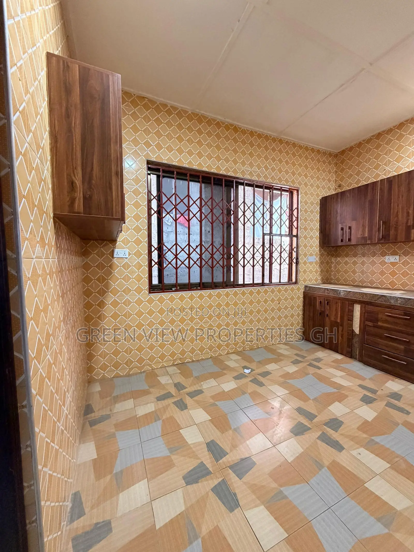 4bdrm Apartment in West Hills Mall Area for rent