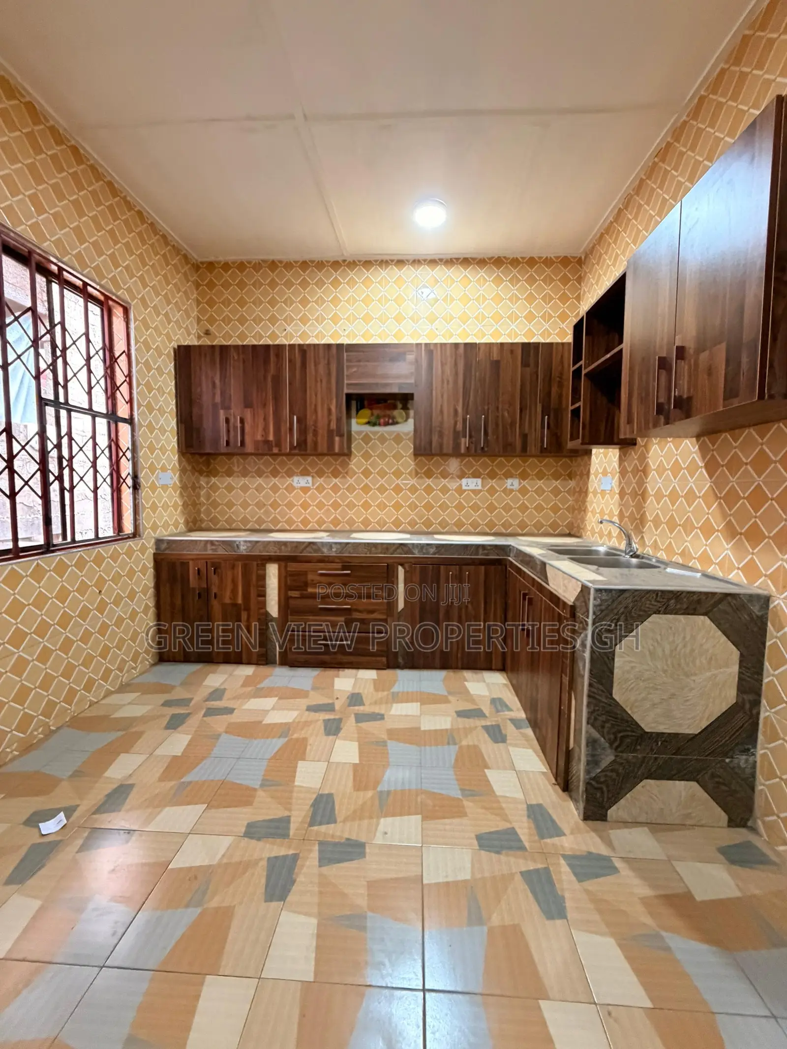 4bdrm Apartment in West Hills Mall Area for rent