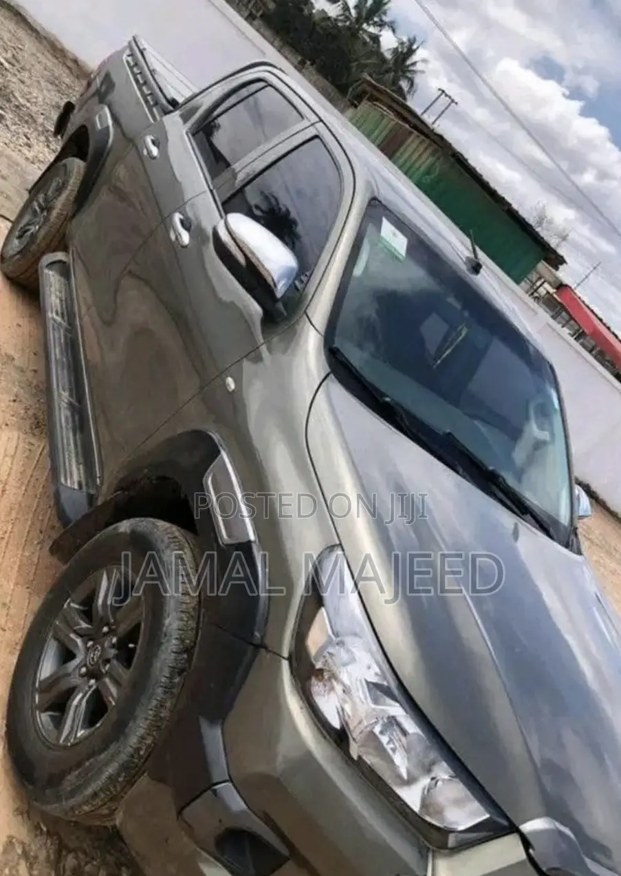 Toyota Hilux Revo Double Cab Deisel 2.4 AWD 2018 Gray