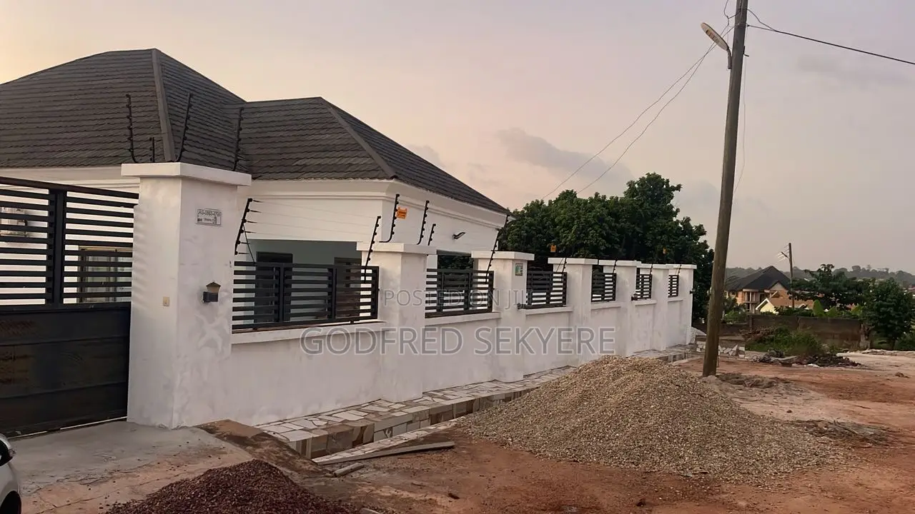 6bdrm House in Adeleke Estates At, Kumasi Metropolitan for rent
