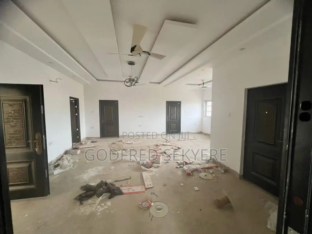 6bdrm House in Adeleke Estates, Kumasi Metropolitan for sale