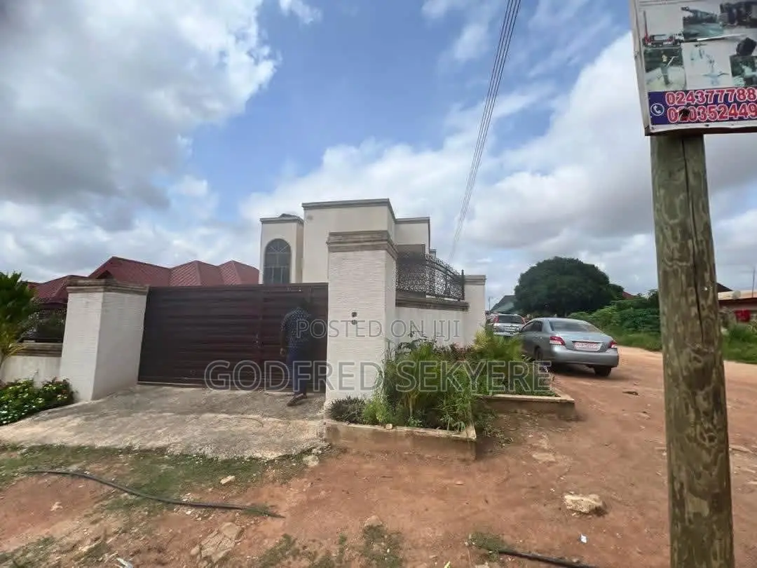 6bdrm House in Adeleke Estates, Kumasi Metropolitan for sale