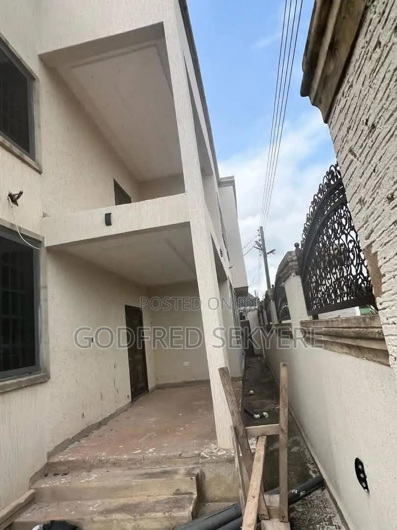 6bdrm House in Adeleke Estates, Kumasi Metropolitan for sale