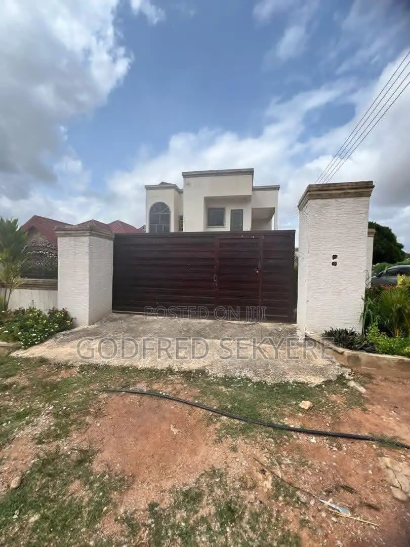 6bdrm House in Adeleke Estates, Kumasi Metropolitan for sale