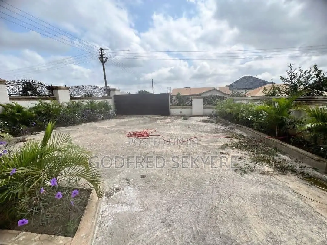 6bdrm House in Adeleke Estates, Kumasi Metropolitan for sale