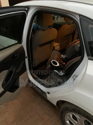 Ford Focus SEL Sedan FWD (2.0L 4cyl 6A) 2012 White