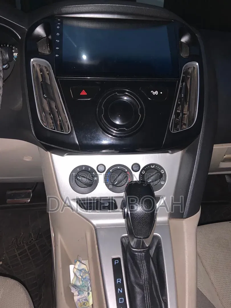 Ford Focus SEL Sedan FWD (2.0L 4cyl 6A) 2012 White