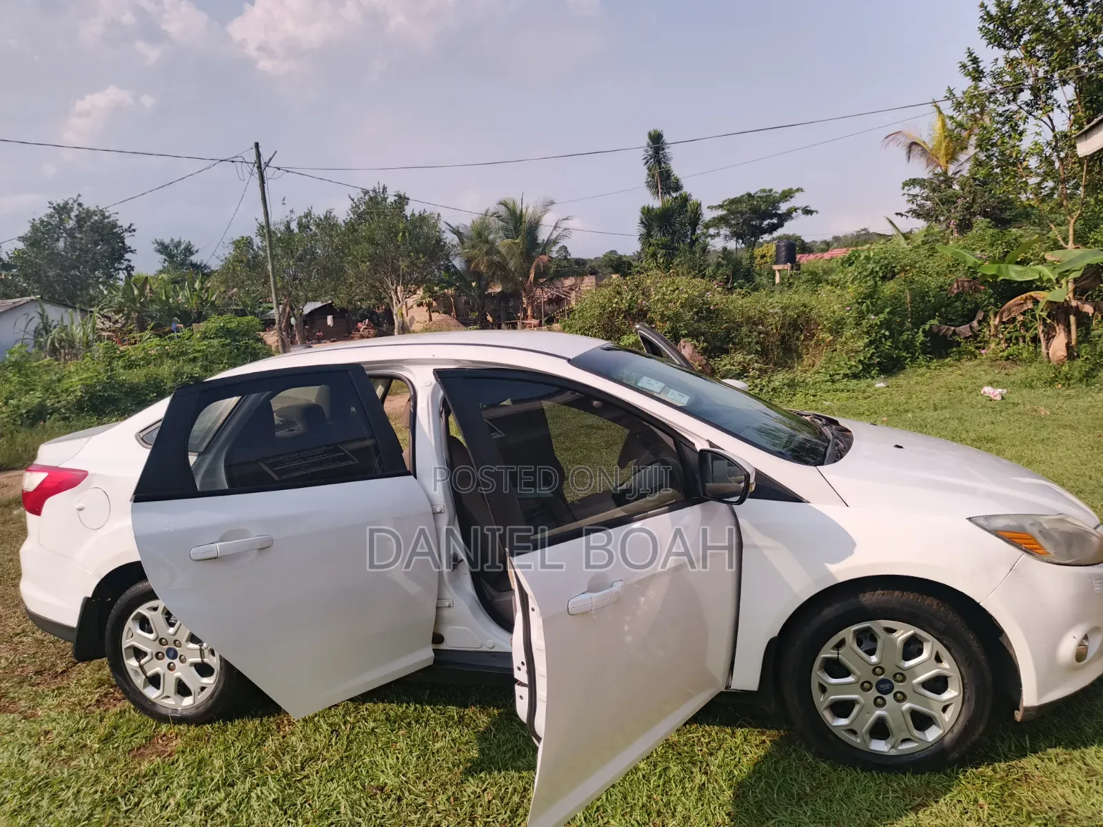 Ford Focus SEL Sedan FWD (2.0L 4cyl 6A) 2012 White