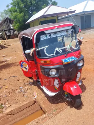 Bajaj Avenger 200 2025 Red