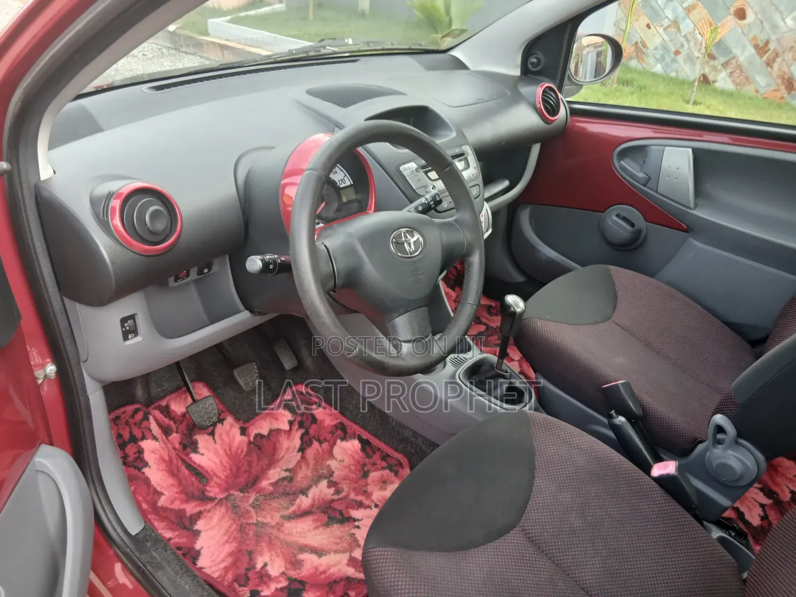 Toyota Yaris Base Hatchback 5dr 2010 Red