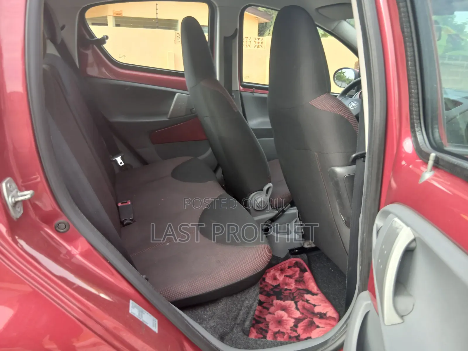 Toyota Yaris Base Hatchback 5dr 2010 Red