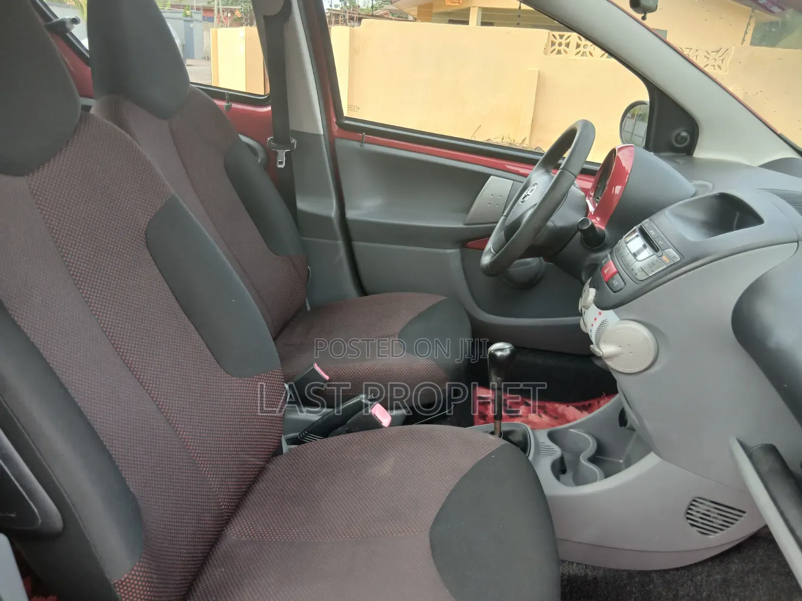 Toyota Yaris Base Hatchback 5dr 2010 Red