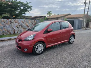 Toyota Yaris Base Hatchback 5dr 2010 Red