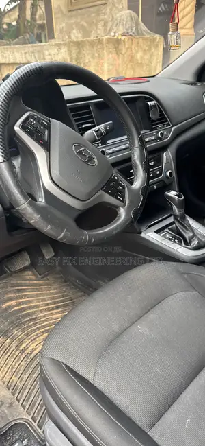 Hyundai Elantra SE Sedan FWD (2.0L 4cyl 6M) 2017 White