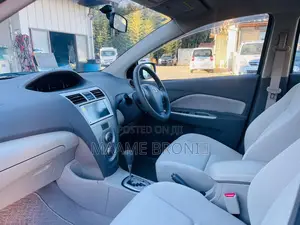 Toyota Belta 2011 Silver