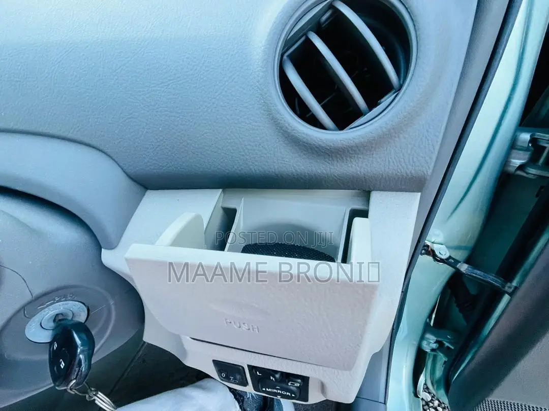 Toyota Belta 2011 Silver