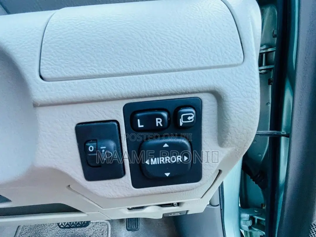 Toyota Belta 2011 Silver