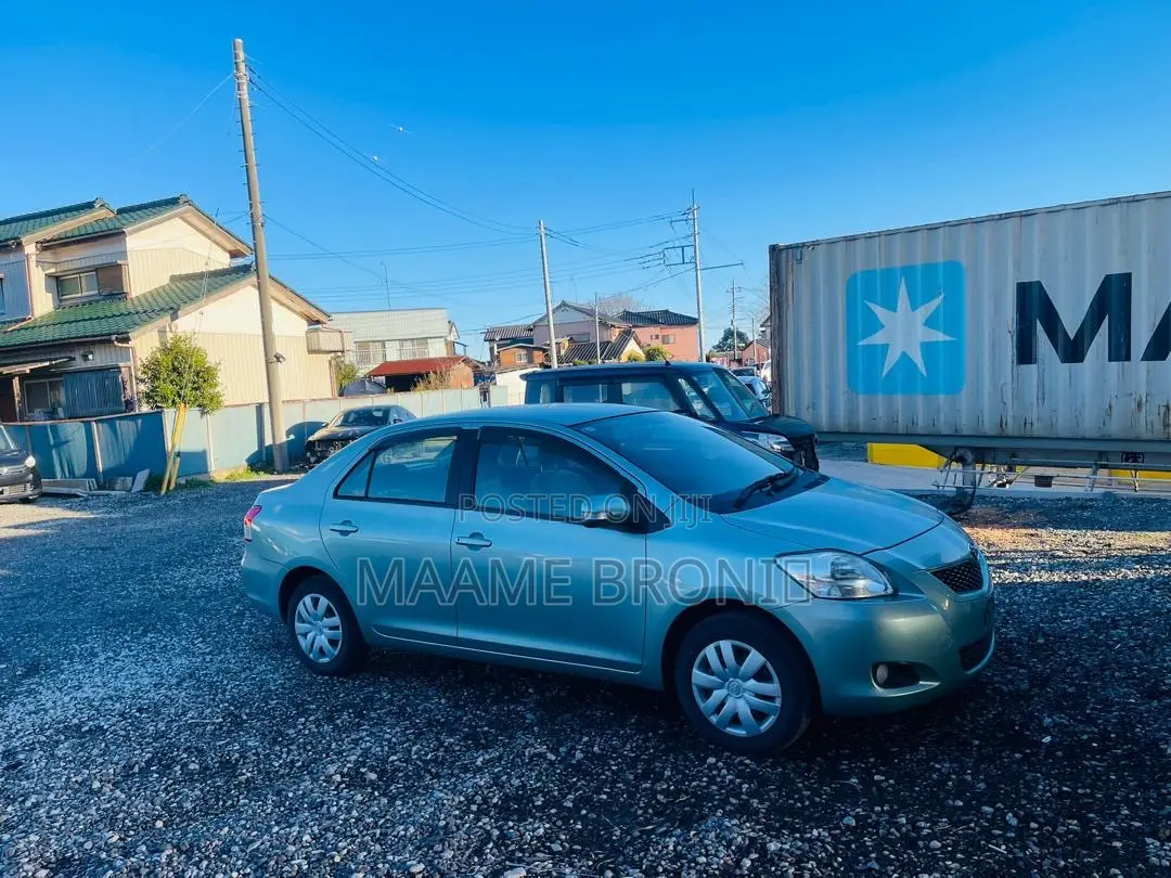 Toyota Belta 2011 Silver