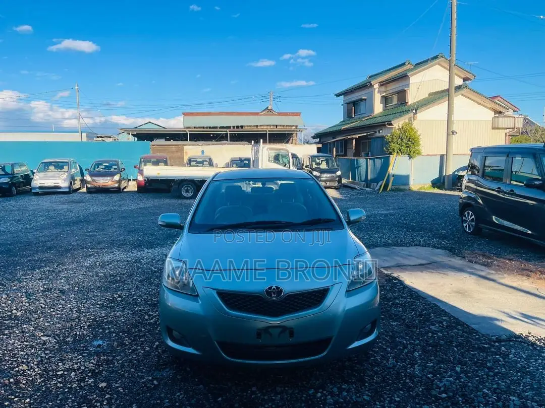 Toyota Belta 2011 Silver