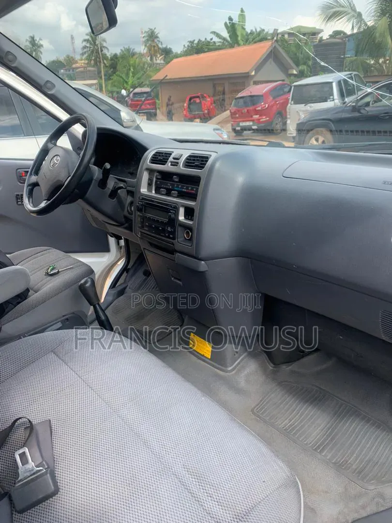 Toyota HiAce 2011 White
