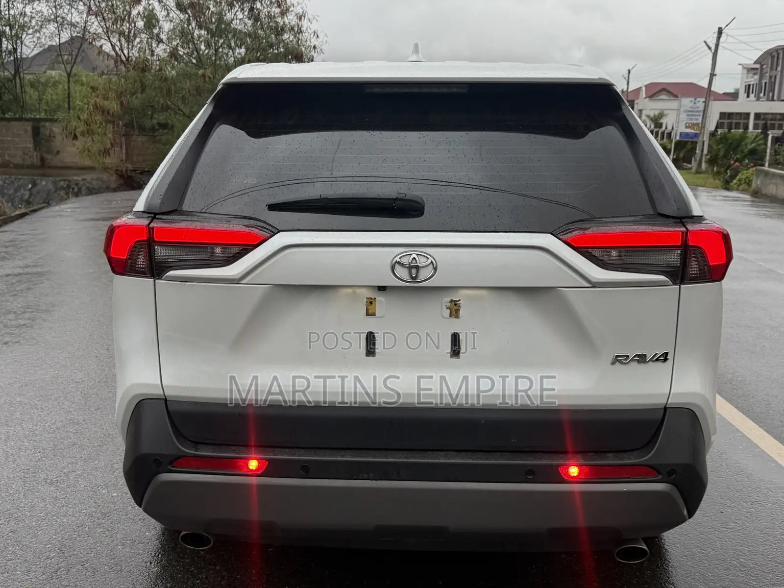 Toyota RAV4 XLE FWD 2023 White
