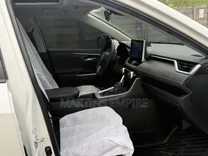 Toyota RAV4 XLE FWD 2023 White