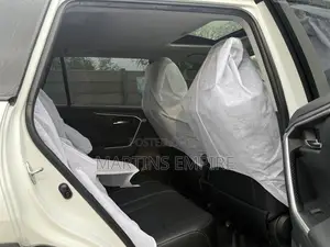 Toyota RAV4 XLE FWD 2023 White