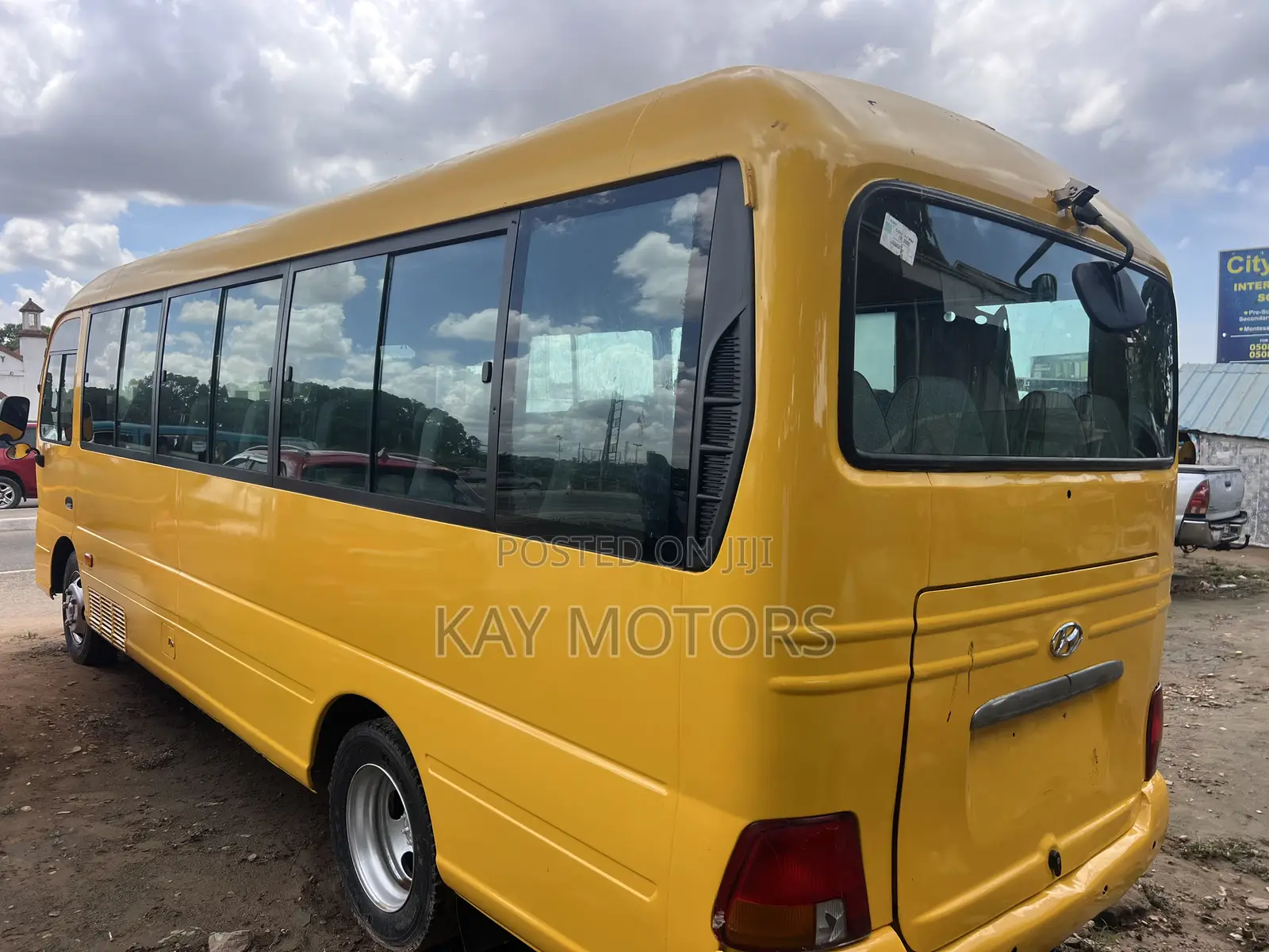 Hyundai County 2011 Yellow