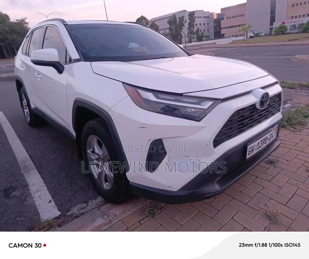 Toyota RAV4 LE 2022 White