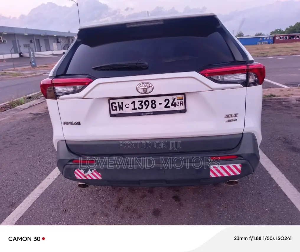 Toyota RAV4 LE 2022 White