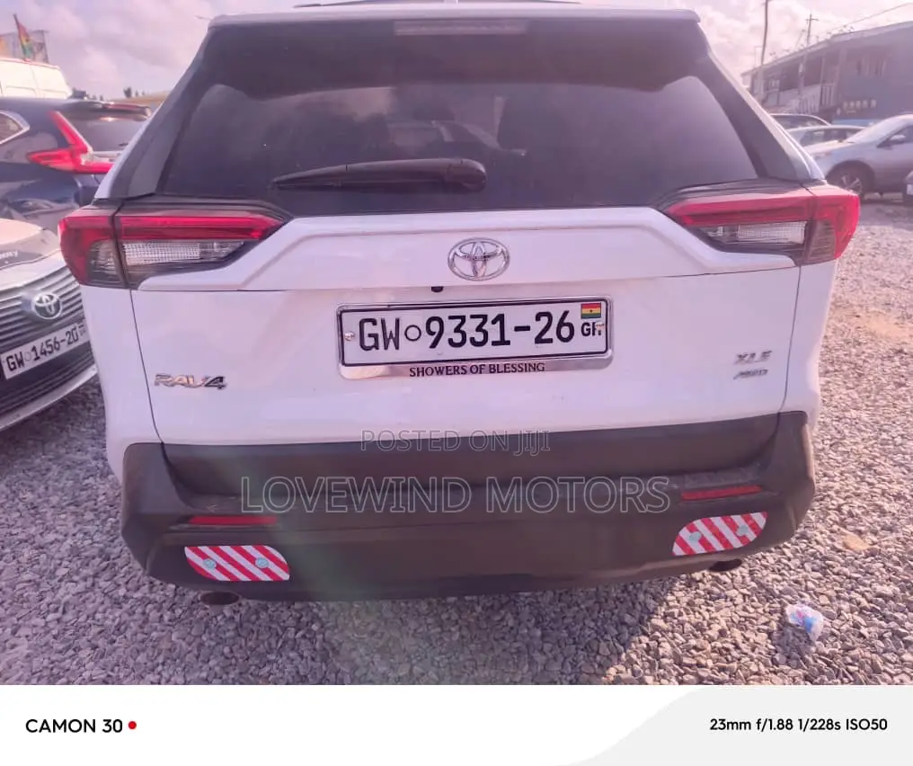 Toyota RAV4 LE 2022 White