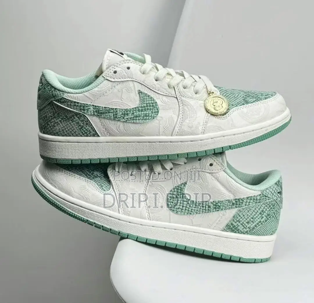 Jordan 1 Low Dunk . Comes in Box . Comes in All Sizes and Colours