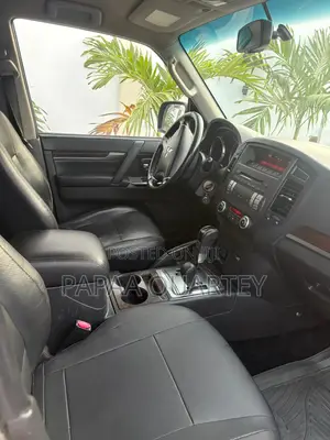 Mitsubishi Pajero 2013 Gold
