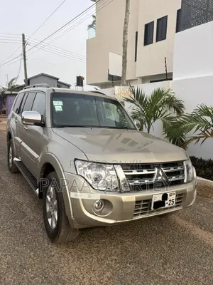 Mitsubishi Pajero 2013 Gold