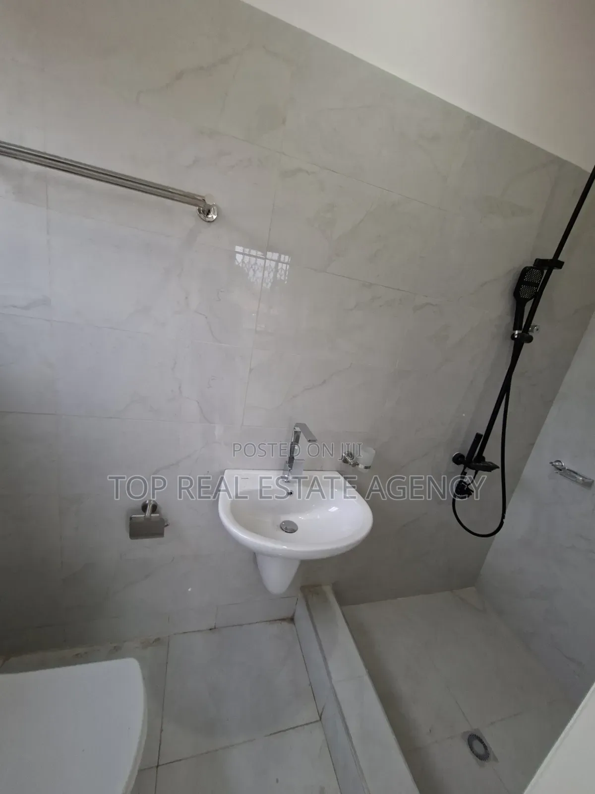 3bdrm Duplex in North Legon for sale