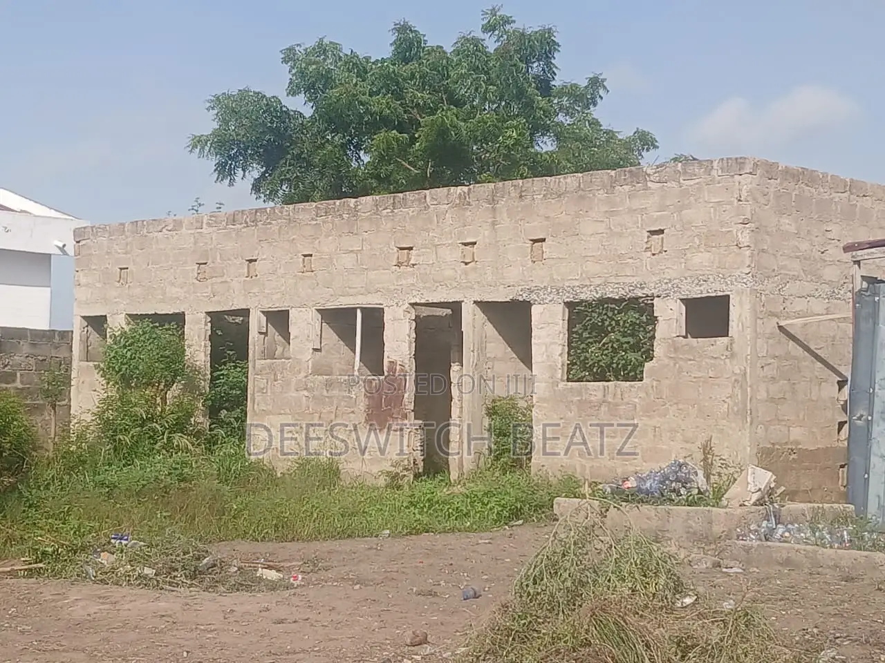 Half Plot of Land With 4 Uncompleted Bedrooms