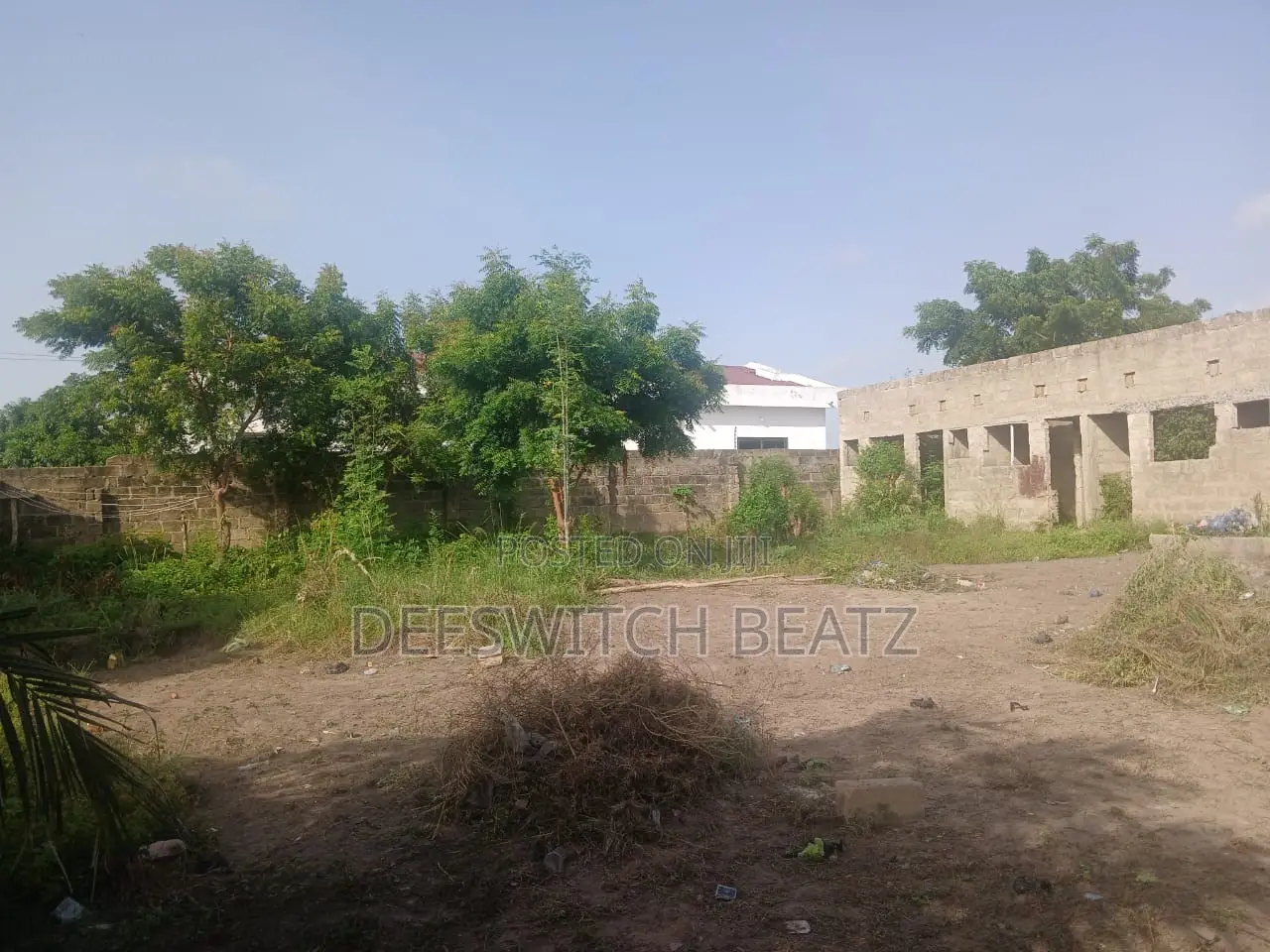 Half Plot of Land With 4 Uncompleted Bedrooms