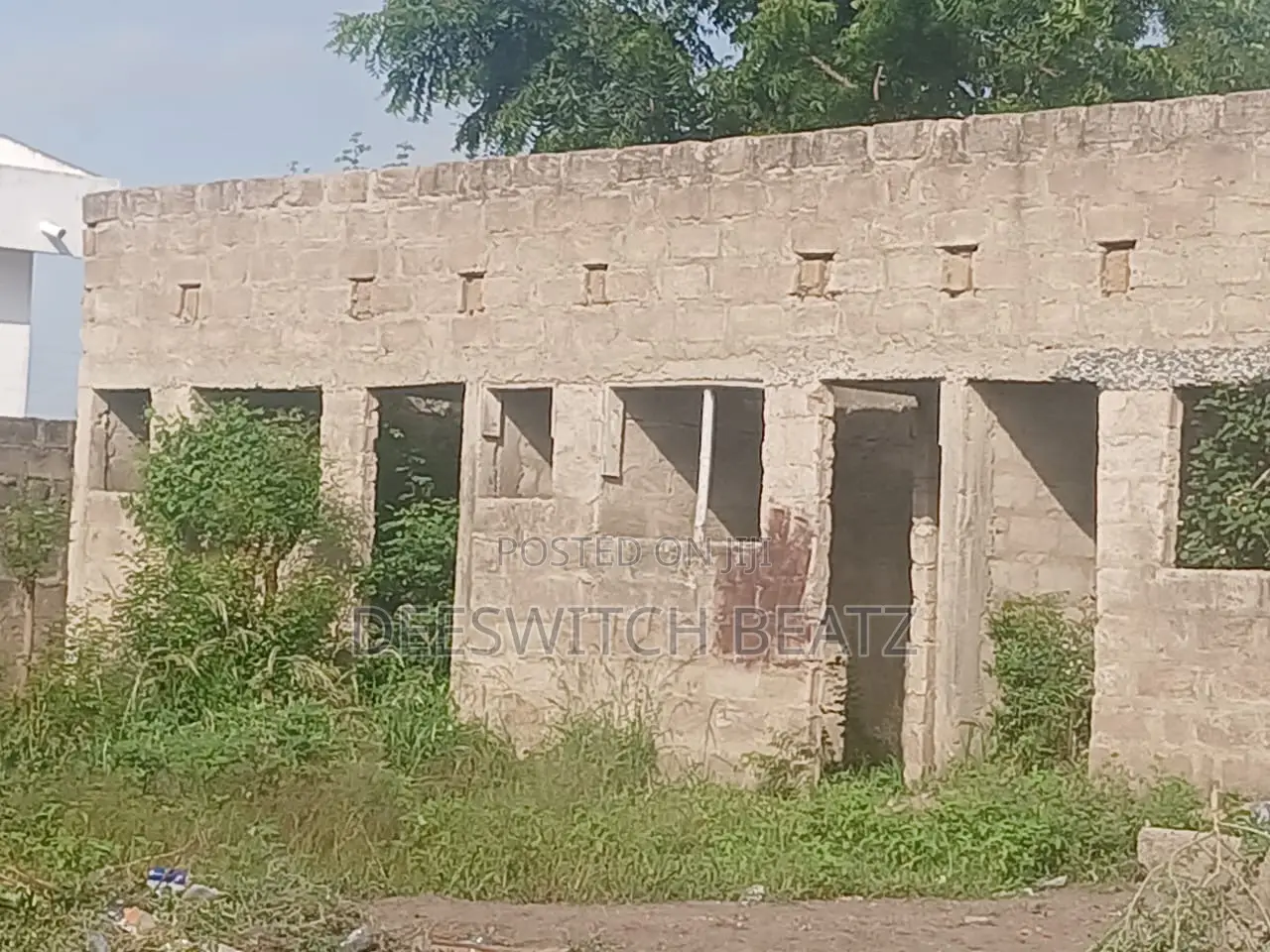 Half Plot of Land With 4 Uncompleted Bedrooms