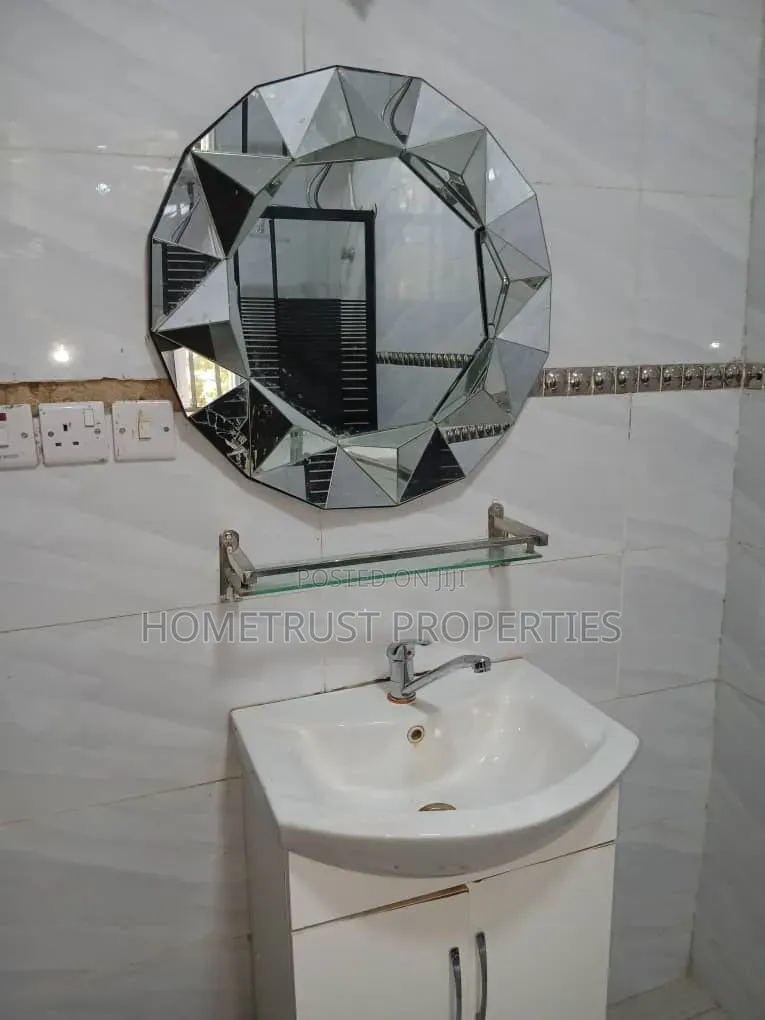 2bdrm Apartment in Taifa Burkina, Polyclinic for rent