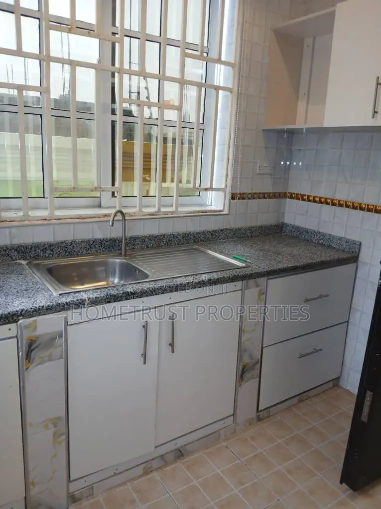2bdrm Apartment in Taifa Burkina, Polyclinic for rent