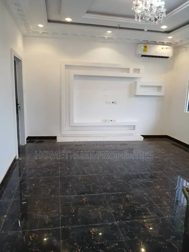 2bdrm Apartment in Taifa Burkina, Polyclinic for rent