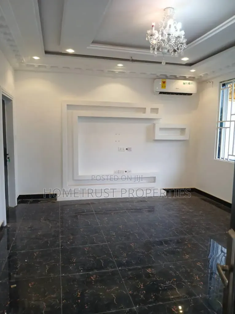 2bdrm Apartment in Taifa Burkina, Polyclinic for rent