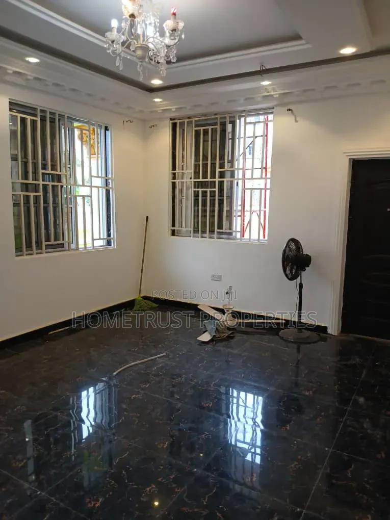 2bdrm Apartment in Taifa Burkina, Polyclinic for rent
