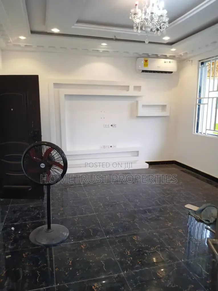 2bdrm Apartment in Taifa Burkina, Polyclinic for rent